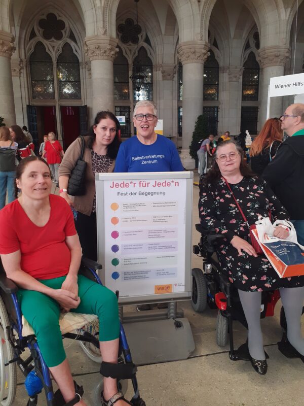 Ariane, Renate, Maria und Helga beim Fest der Begegnung im Rathaus.