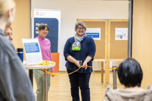 FSW-Bereichsleiterin Susanne Gabrle schneidet ein Band durch