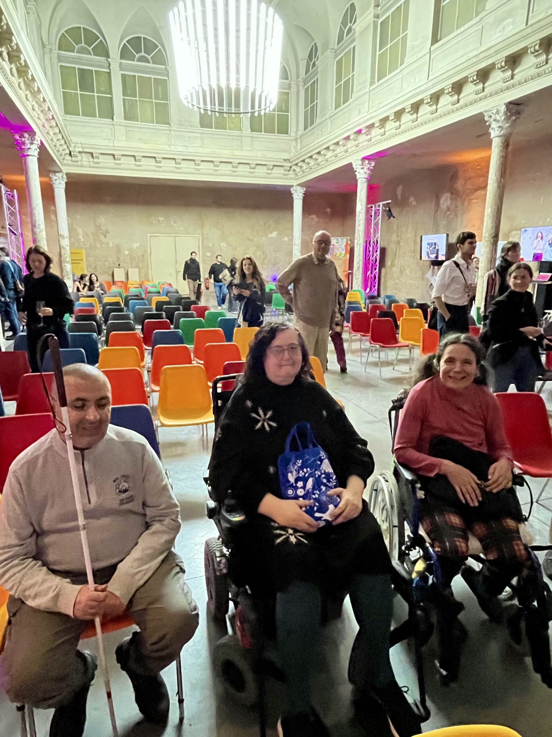 3 Mesnschen sitzen im Publikum