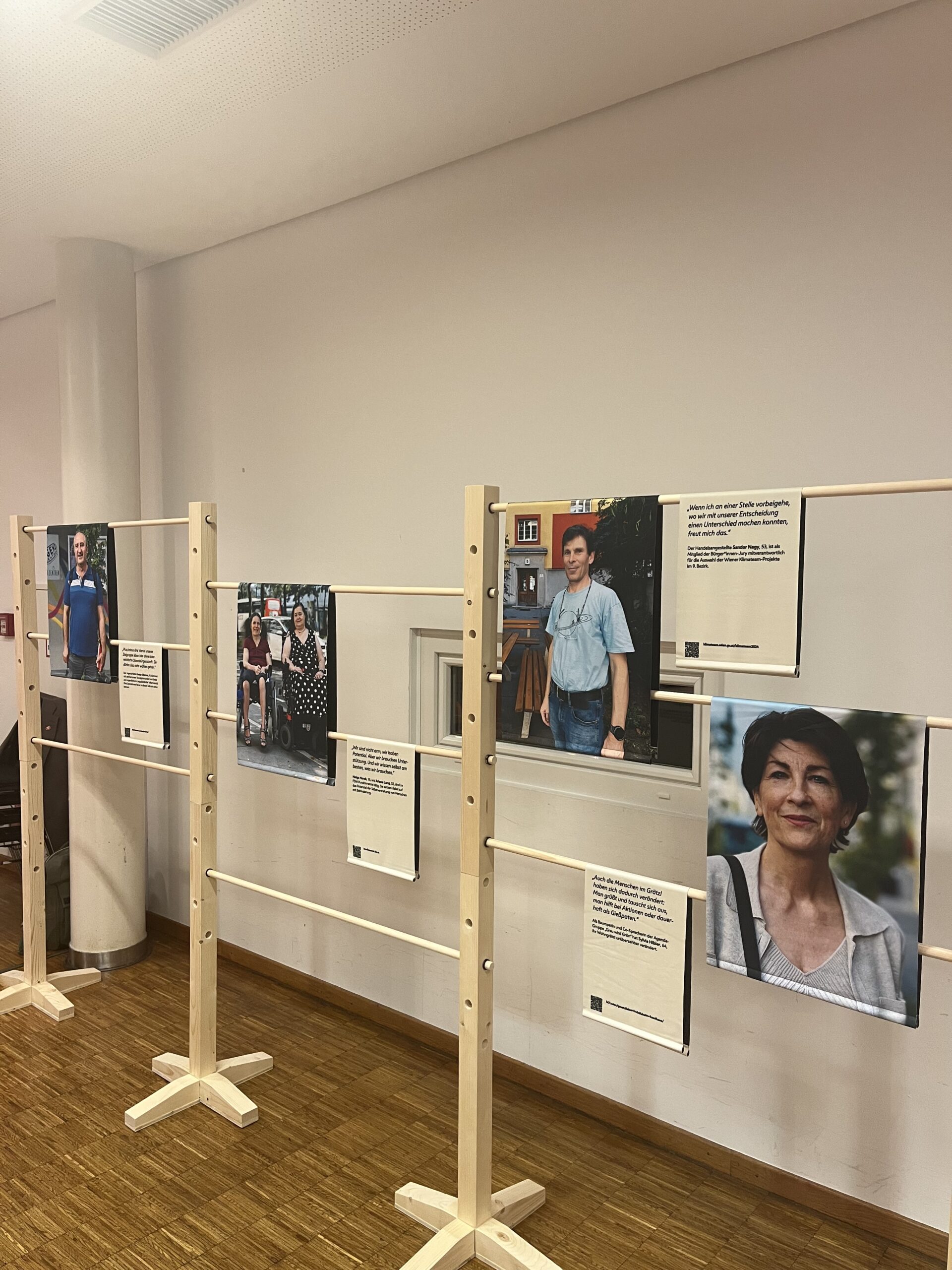 Portraits von Menschen hängen an einer Wand